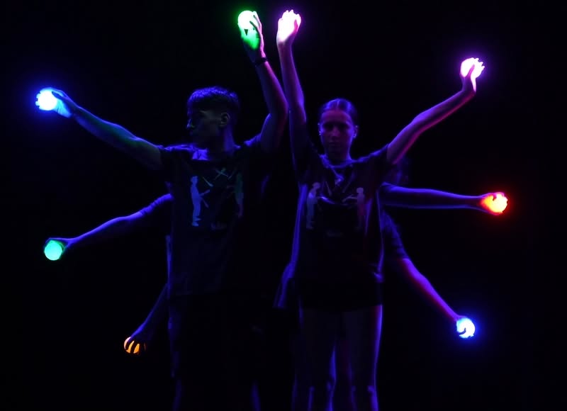 « Tableau des balles lumineuses » — artiste de cirque ASBTP Cirque