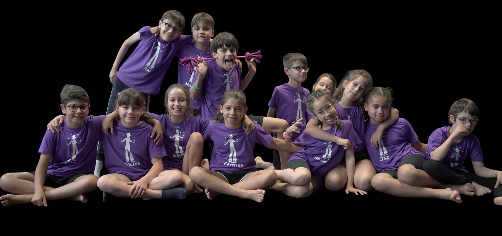 Groupe enfants en t-shirts violets, photo de saison