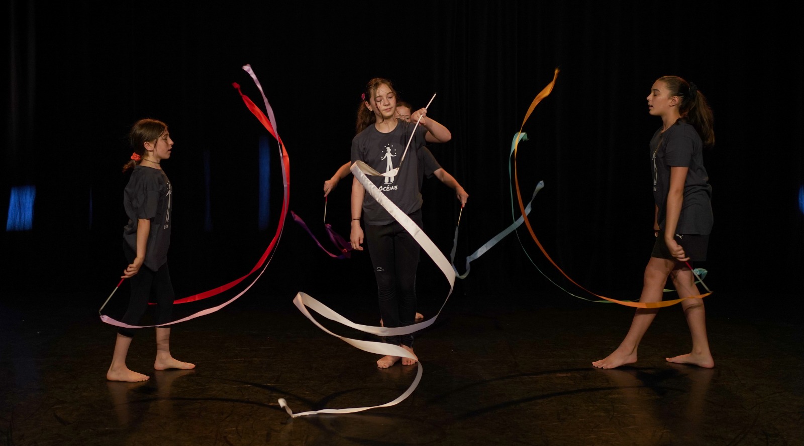 Trio de manipulation de rubans sur scène