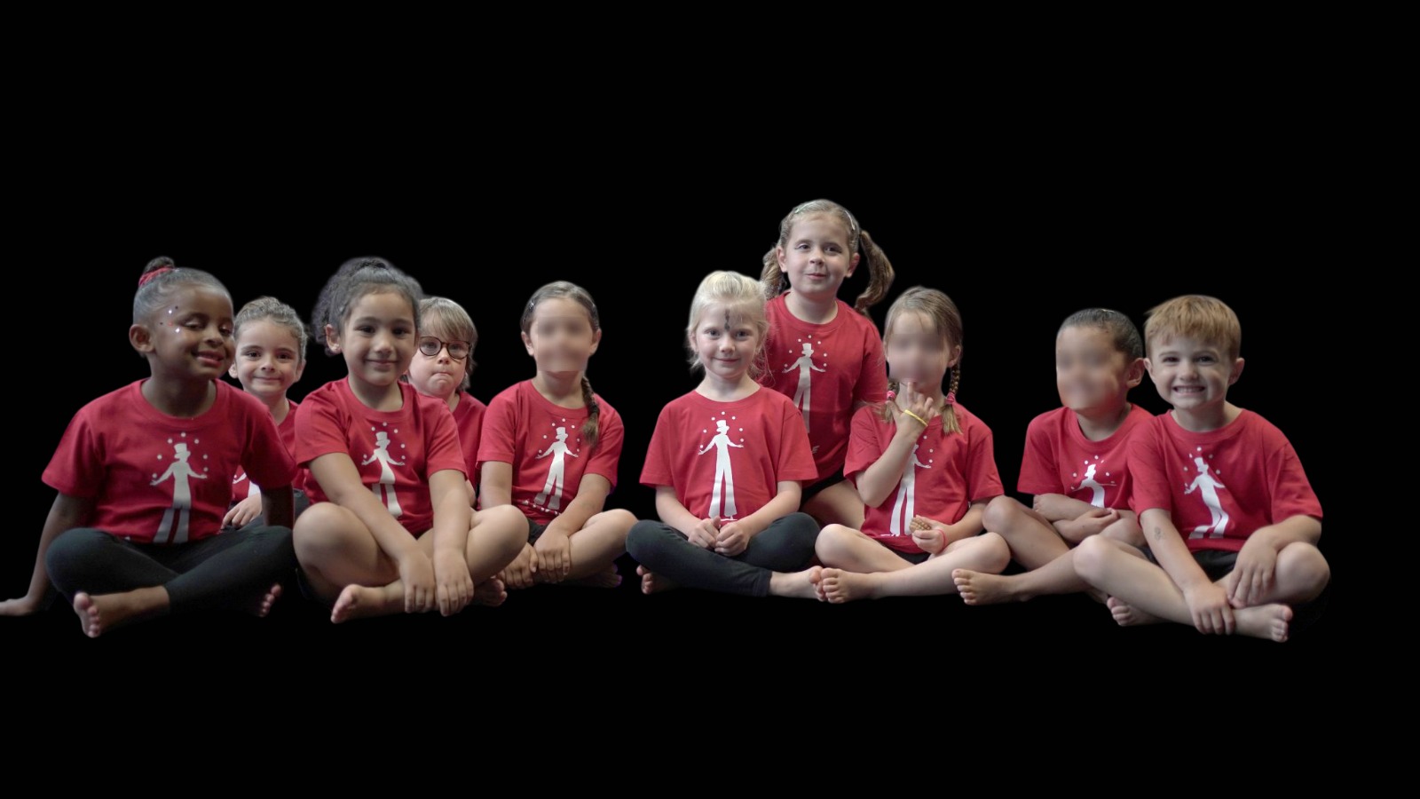 Groupe éveil cirque en t-shirts rouges, photo de saison