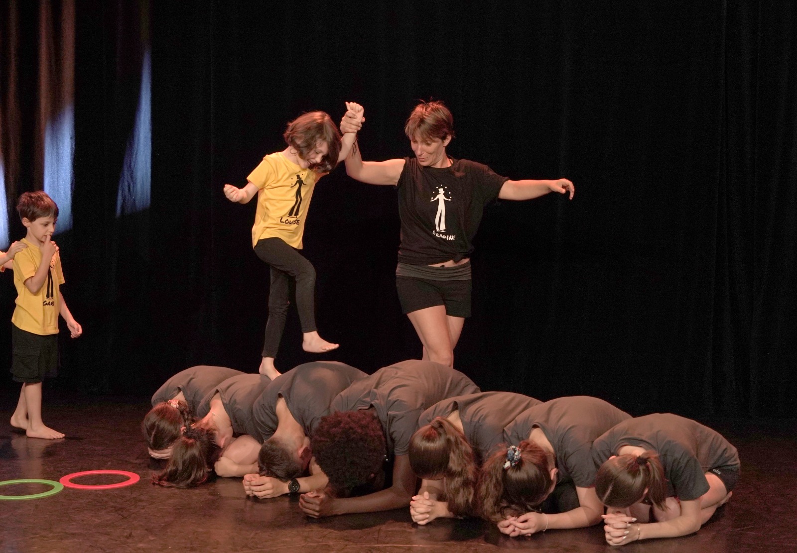 Portés acrobatiques encadrés par une intervenante de l'école