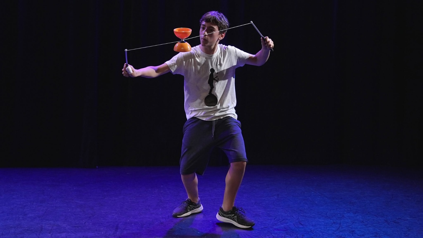 « Solo de diabolo » — artiste de cirque ASBTP Cirque