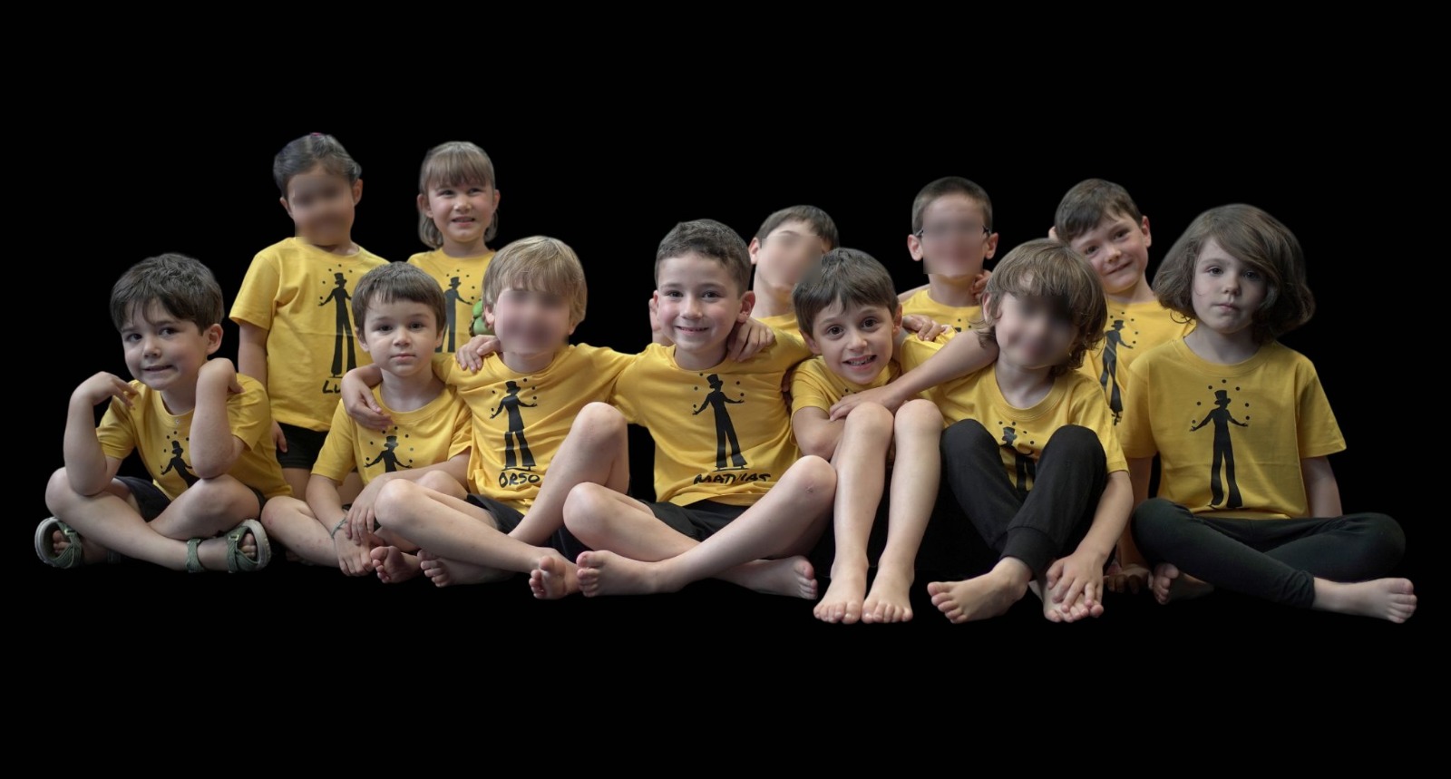 Groupe éveil cirque en t-shirts jaunes, photo de saison