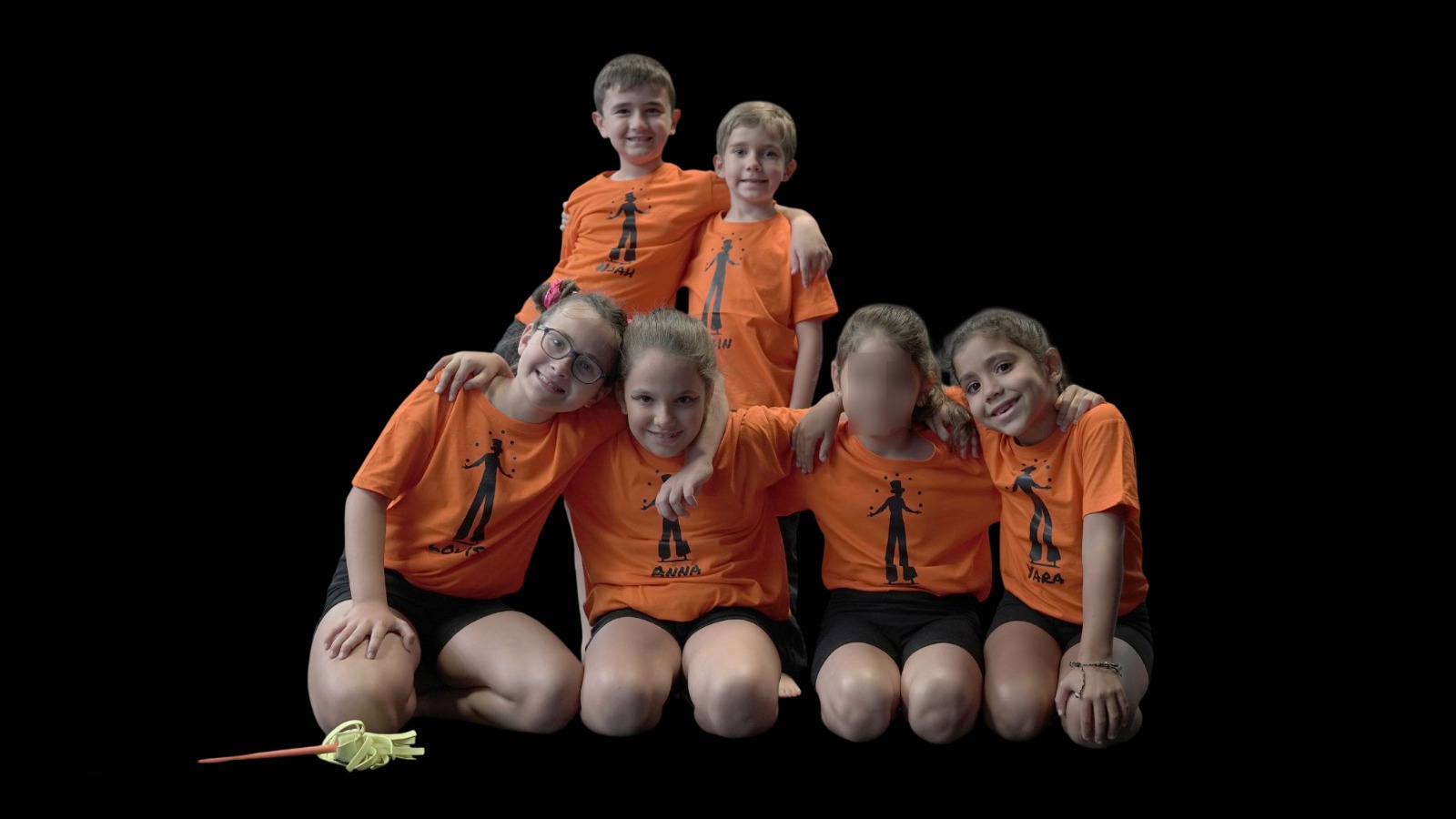 Groupe enfants en t-shirts orange, photo de saison