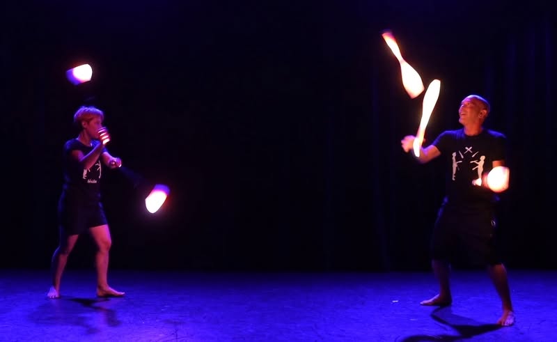 « Massues et bolas lumineuses » — artiste de cirque ASBTP Cirque