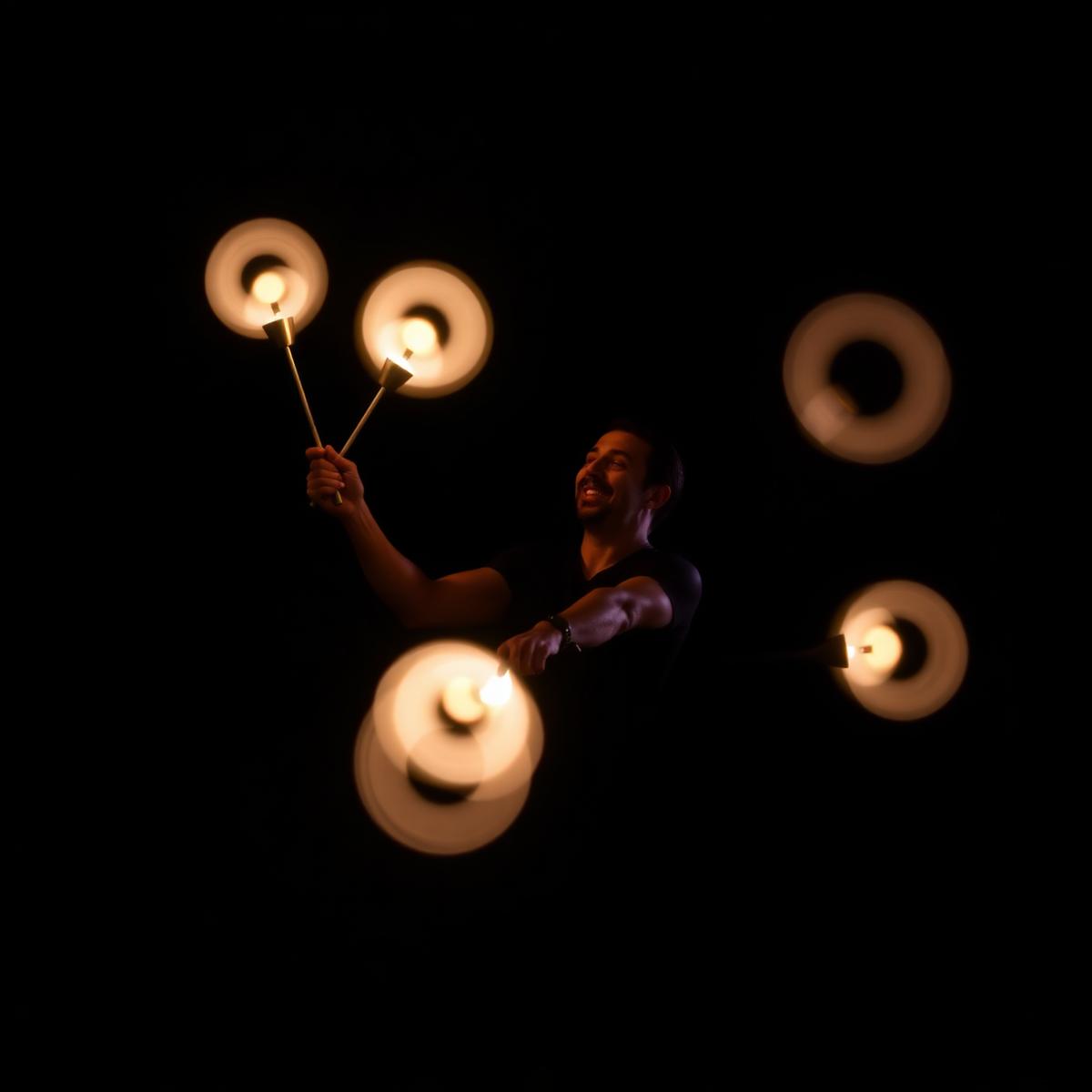 Jonglage de massues lumineuses